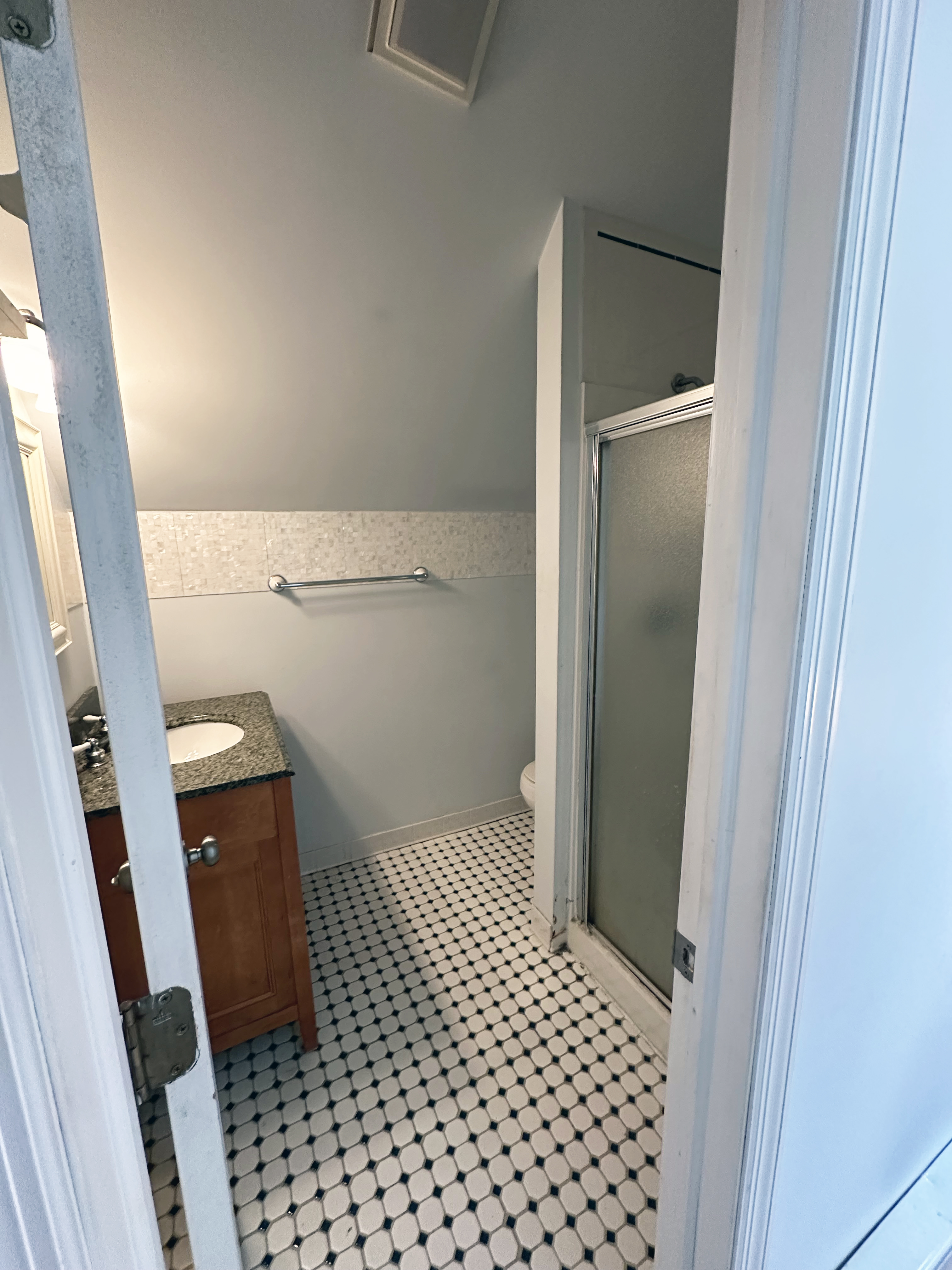 422 valley #3 - Bathroom 422 valley #3 - Bathroom